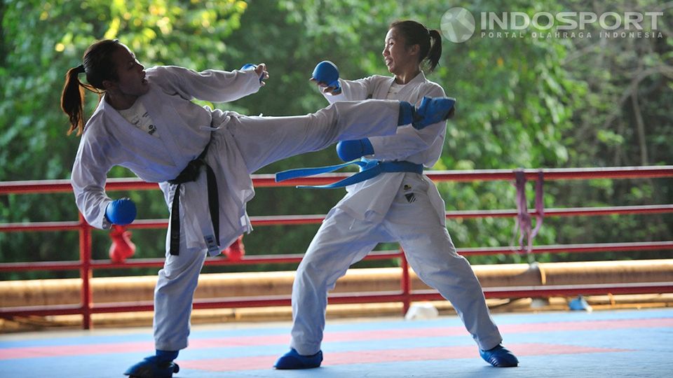 Dua karateka saat berlatih di kawasan Gelora Bung Karno, Rabu (24/09/14). Copyright: © Ratno Prasetyo/INDOSPORT